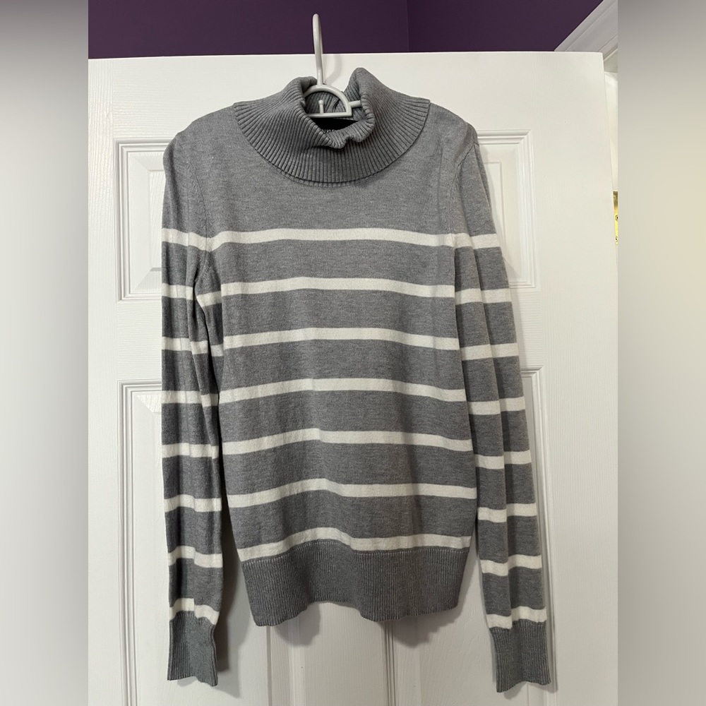 Calvin Klein- Cozy grey and white stripped turtleneck